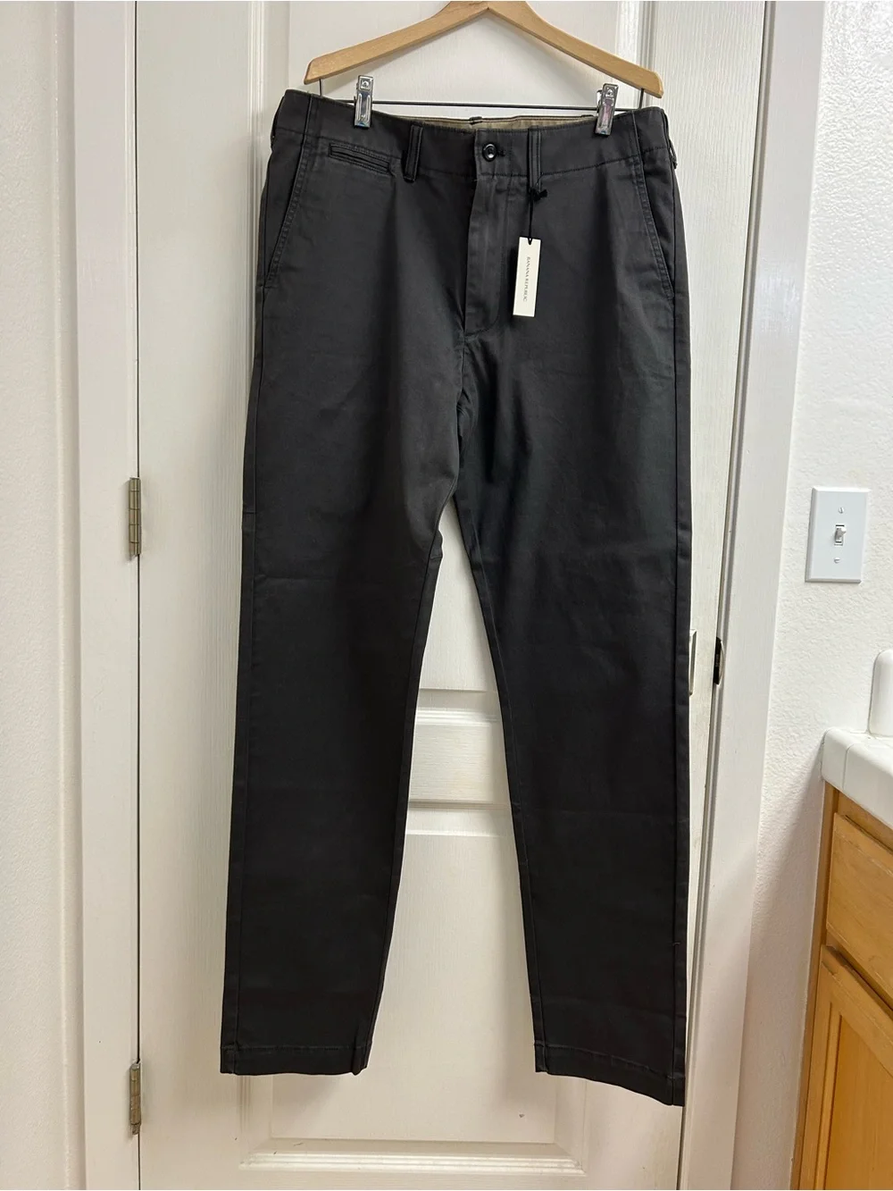 NWT Banana Republic Men’s Athletic Slim Stretch Chino, 34 waist 34 length